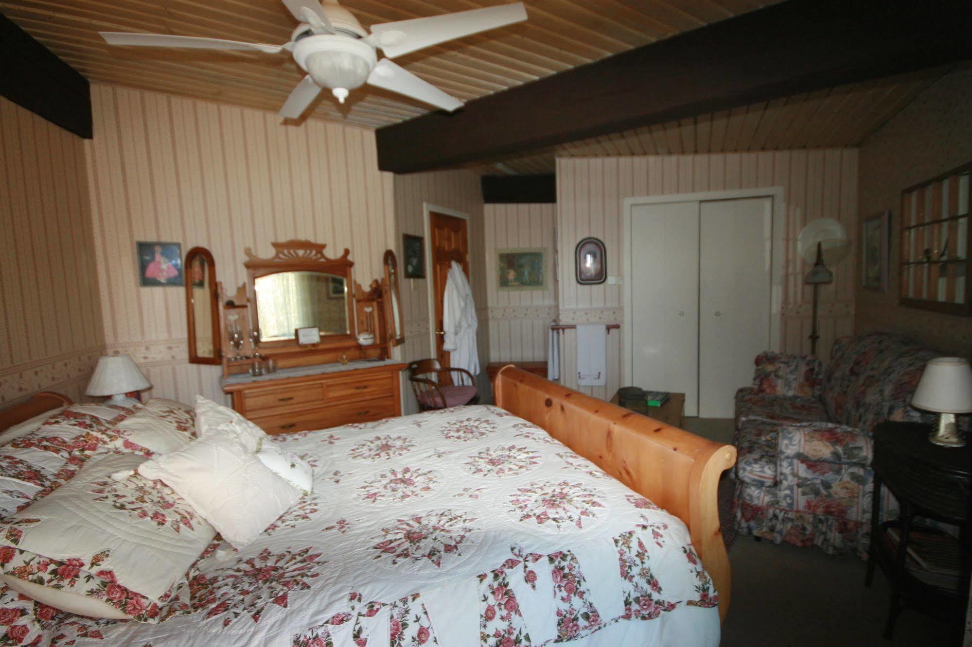 Stouffermill Bed & Breakfast Algonquin Highlands Exterior foto